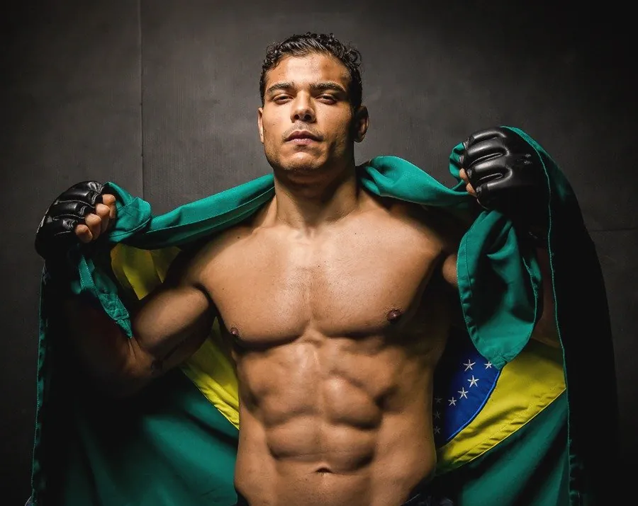 Paulo Borrachinha com a bandeira do Brasil nos ombros