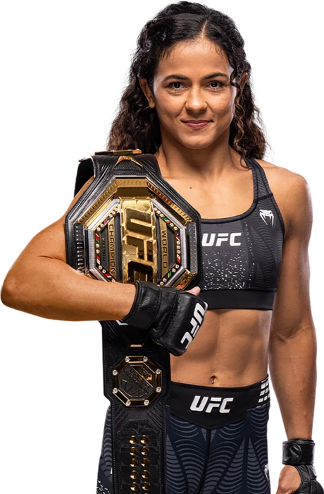 Natália Silva com o cinturão de campeã do UFC no ombro
