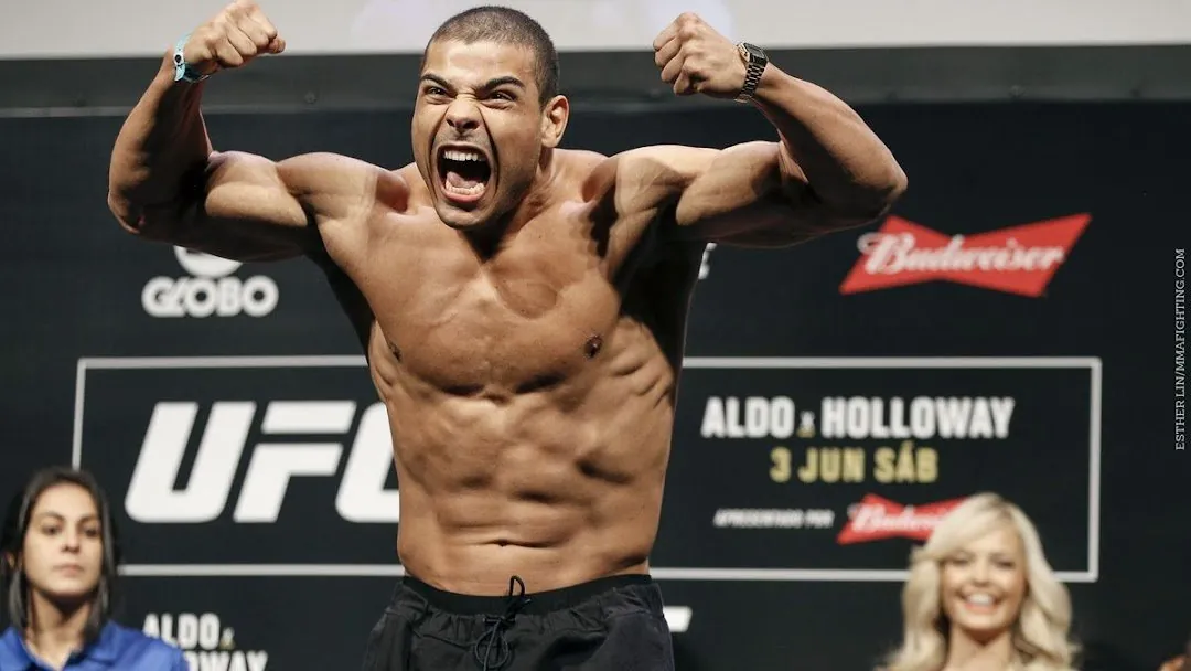 Borrachinha flexionando os braços na pesagem do UFC
