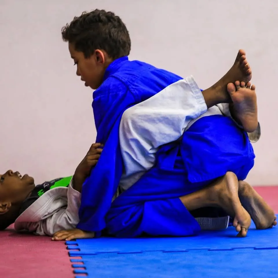 Crianças treinando Jiu-Jitsu no tatame