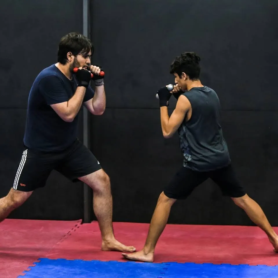 Dois alunos fazendo sparring no tatame