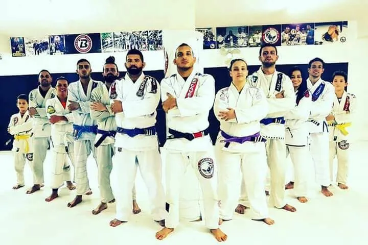 Equipe de Jiu-Jitsu de quimono posando para foto