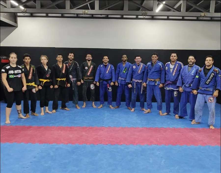 Alunos de Jiu-Jitsu enfileirados no tatame