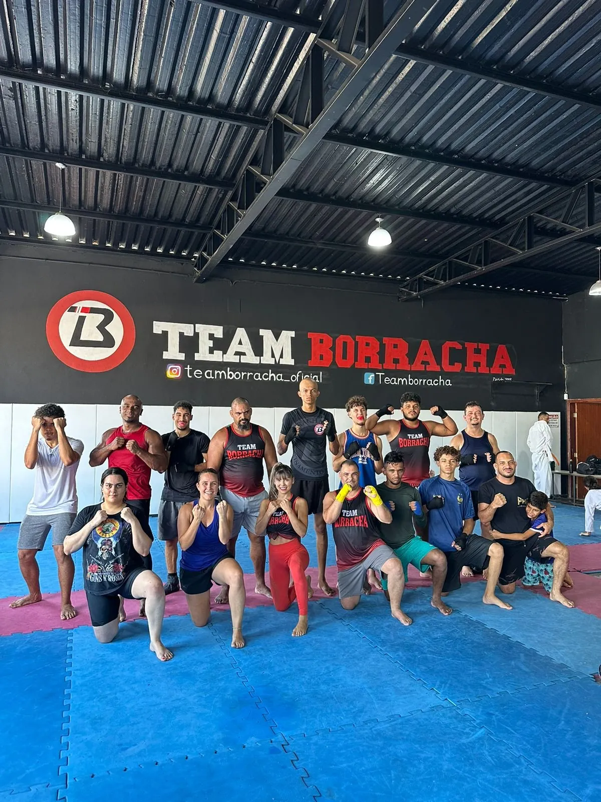 Turma de alunos posando no tatame azul