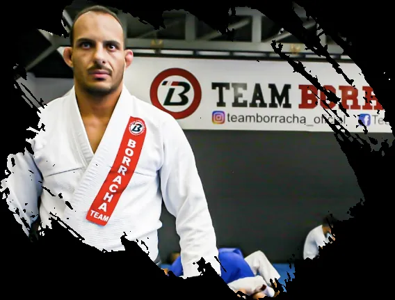 Mestre Borracha, fundador da Team Borracha, de quimono branco no tatame